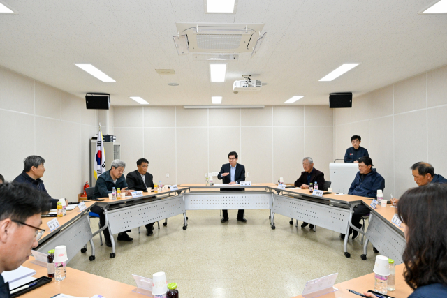 김광열 영덕군수는 지난 15일 지역내 양봉농가 관계자들과 만나 꿀벌 집단 폐사를 방지하기 위한 대책을 논의하고 있다. 영덕군 제공