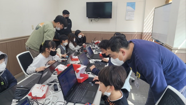 포항제철소 재능봉사단 와우나눔 코딩봉사단이 학생들에게 코딩교육을 진행하고 있다. 포스코 제공