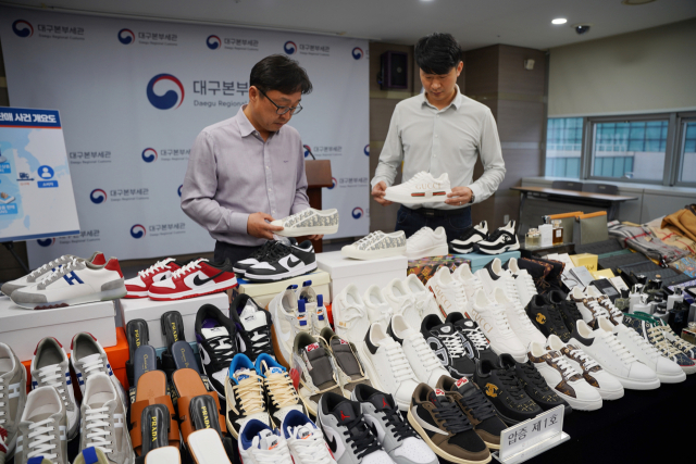 20일 대구본부세관은 2019년 5월부터 지난해 11월까지 외국 유명상표가 부착된 중국산 위조 신발과 의류 등 2만6천여점, 시가로 138억원 상당을 밀수, 유통, 판매한 7명을 적발했다. 그리고 이들이 시중에 유통하려고 비밀창고에 보관 중이던 위조상품 5천600여점을 찾아내 압수했다. 대구본부세관 제공