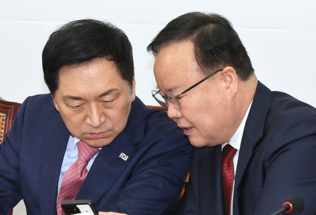국민의힘 김기현 대표가 20일 오전 국회에서 열린 최고위원회의에서 김재원 최고위원과 귀엣말을 나누고 있다. 연합뉴스