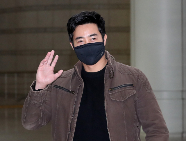 우크라이나 전쟁에 참전했다가 여권법 위반 혐의로 기소된 이근 전 대위가 20일 오전 서울 서초구 서울중앙지법에서 열린 여권법 위반 및 도주치상 혐의 첫 공판에 출석하기 위해 법정으로 향하고 있다. 연합뉴스