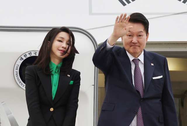 1박2일 간의 일본 방문을 마친 윤석열 대통령과 김건희 여사가 17일 오후 도쿄 하네다공항에서 공군 1호기에 올라 환송객들에게 인사하고 있다. 자료사진 연합뉴스