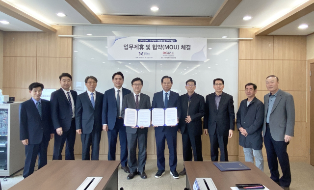 최우각 대구경북기계협동조합 이사장과 이영재 법무법인YK 대표변호사가 업무협약을 맺은 뒤 회원들과 함께 기념촬영을 하고 있다. 대구경북기계협동조합 제공.