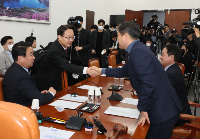 17일 오전 국회에서 열린 정치개혁특별위원회 정치관계법개선소위원회에서 조해진 위원장이 더불어민주당 김영배 의원(오른쪽)과 인사하고 있다. 연합뉴스
