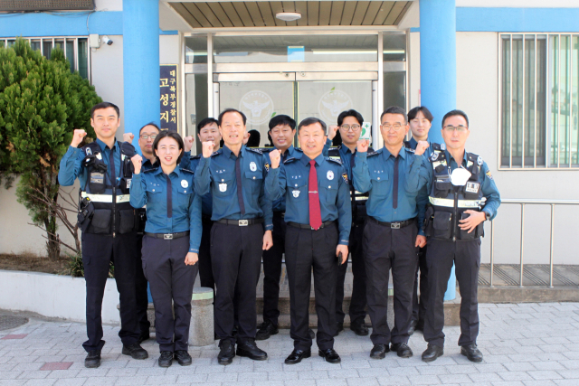 김상렬 대구북부경찰서장이 지난 15일 고성지구대를 방문해 치안 현장을 점검하고 직원들과 기념사진을 찍고 있다. 대구북부경찰서 제공