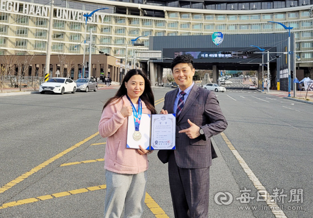 입상 후 기념 촬영을 하는 권구명 교수(사진 오른쪽)와 이채원 학생. 대구한의대 제공