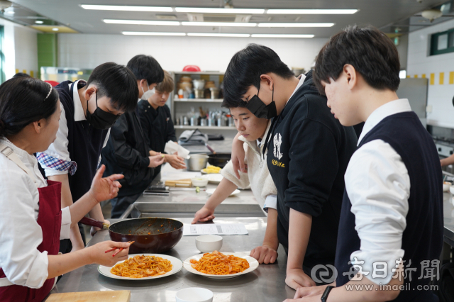 영남공고 1학년 학생들이 호텔조리과 실습실에서 볶음면 만들기를 하고 있다. 수성대 제공
