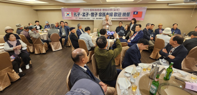 대만에서 지도자 체험연수에 나선 경북유림들이 타이베이 한 식당에서 공자 종손부부를 초청해 만찬을 즐기면서 교류와 우의를 다졌다. 공자 종손이 인사말을 하고 있다. 엄재진 기자
