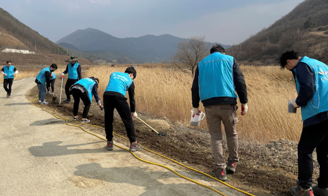K-water 보현산댐지사 직원들이 영천시 화북면 하송리 고현천 일원에서 하천 정화 및 꽃길 조성 사회공헌활동을 펼치고 있다. K-water 보현산댐지사 제공