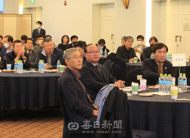 경산상공회의소는 CEO조찬 포럼을 개최해 상공인들에게 글로벌 경제환경 변화와 흐름에 대한 이해를 넓히고 대응 능력을 향상시키고 있다. 경산상의 제공