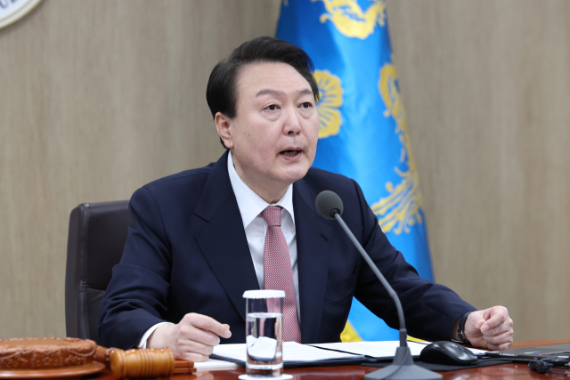 윤석열 대통령이 21일 서울 용산 대통령실 청사에서 열린 국무회의에서 한일관계 정상화 등에 대해 발언하고 있다. 연합뉴스