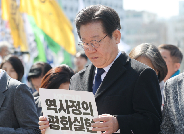 더불어민주당 이재명 대표가 지난 18일 오후 서울시청 인근에서 열린 강제동원 해법 및 한일정상회담을 규탄하는 3차 범국민대회에 참석하고 있다. 연합뉴스