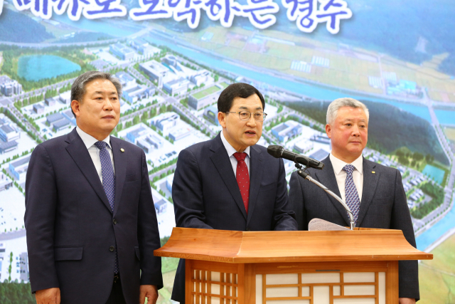 주낙영(가운데) 경주시장이 이철우(왼쪽) 경주시의회 의장, 이상걸 경주상공회의소 회장과 함께 지난 15일 경북 경주시청 대회의실에서 신규 국가산업단지 공모 선정과 관련해 브리핑하고 있다. 경주시 제공