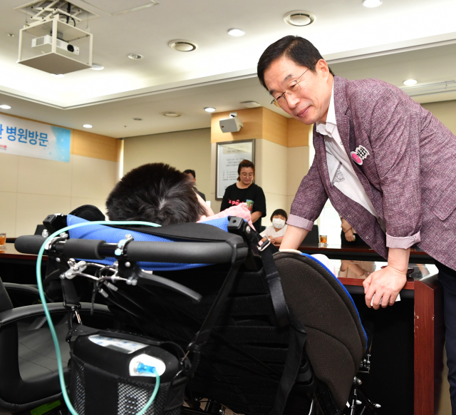 임종식 경북교육감이 지난 2019년 난치성 질환을 앓고 있는 학생이 입원한 병원을 방문해 격려를 하고 있다. 경북교육청 제공