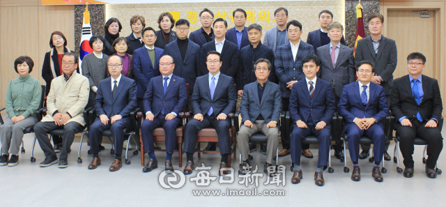 경산상공회의소가 지난해 11월 정철우 대구지방국세청장 초청, 상공인 간담회를 개최한 후 기념촬영을 했다. 경산상의 제공