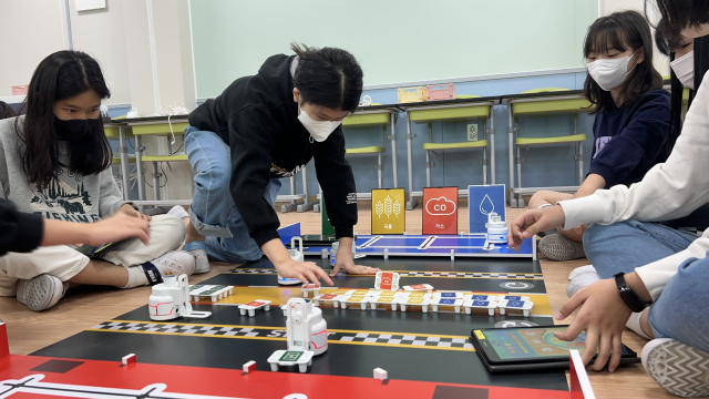 지난해 대구 경동초등학교 학생들이 로봇으로 문제를 해결하는 활동을 하고 있다. 대구시교육청 제공