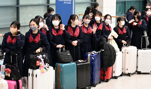 일본 구마모토현 루테루 학원 고등학교 학생들이 21일 오후 인천국제공항을 통해 입국하며 손을 흔들고 있다. 4박5일 일정으로 한국을 찾은 일본 청소년들은 자매학교인 전주 신흥고등학교 학생들을 만나 수업을 참관한 뒤 한복을 입고 한옥마을을 둘러볼 예정이다. 연합뉴스