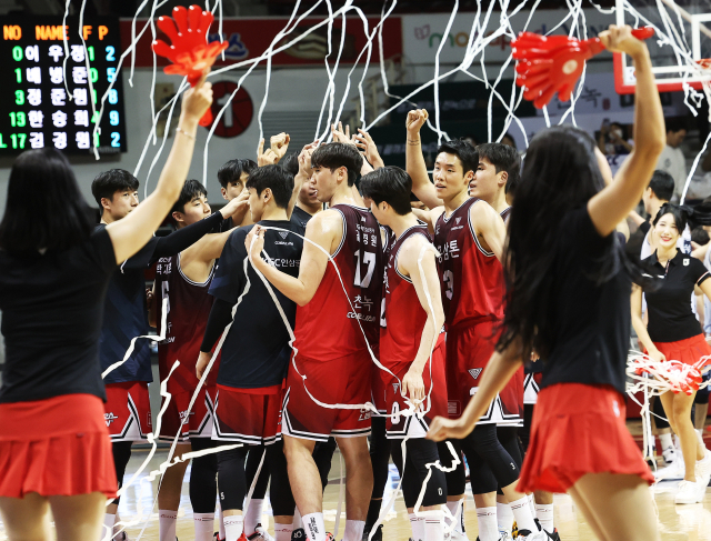 20일 경기도 안양실내체육관에서 열린 프로농구 안양 KGC 인삼공사와 전주 KCC 이지스의 경기. 98대74로 승리한 KGC 선수들이 기뻐하고 있다. 연합뉴스