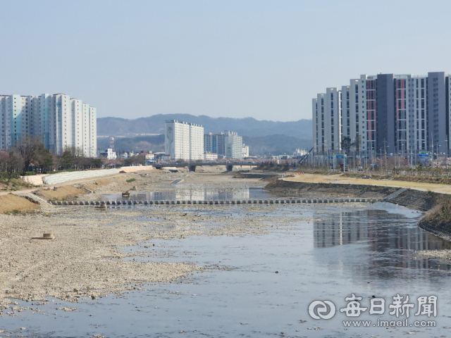 태풍 힌남노로 범람한 후 현재 응급 복구공사를 마친 포항시 남구 오천읍 냉천(지방하천)의 전경. 포항시 제공