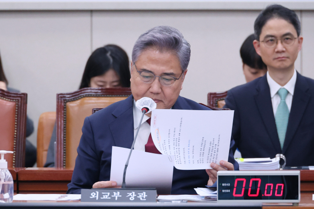 박진 외교부 장관이 21일 오후 국회에서 열린 외교통일위원회 전체회의에서 현안 보고서를 검토하고 있다. 연합뉴스