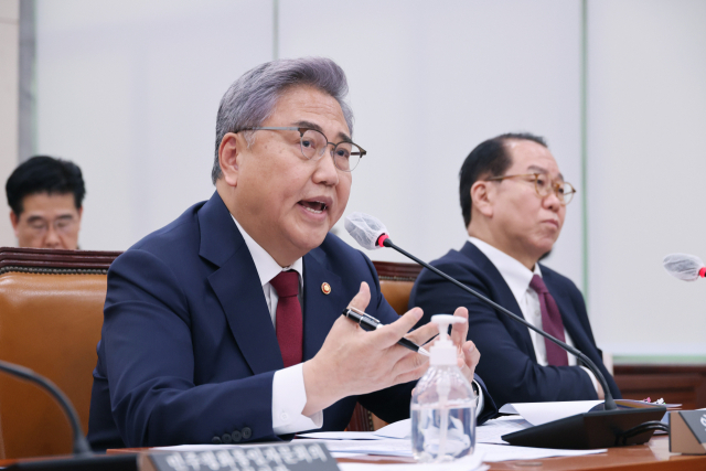박진 외교부 장관이 21일 오후 국회에서 열린 외교통일위원회 전체회의에서 의원 질의에 답하고 있다. 연합뉴스