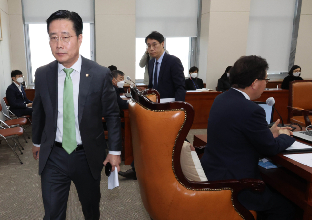 21일 국회에서 열린 교육위원회 전체회의에서 국민의힘 간사인 이태규 의원이 정순신 변호사 자녀 학교폭력 관련 청문회 실시계획 채택건을 의결하기 전 회의장을 나가고 있다. 이날 국민의힘 의원들은 청문회건, 표결에 참여하지 않았다. 연합뉴스