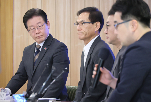 더불어민주당 이재명 대표가 21일 오전 서울 강남구 팁스타운 S6에서 열린 미 SVB 사태 대응 벤처·스타트업 간담회에서 참석자들의 발언을 경청하고 있다. 연합뉴스