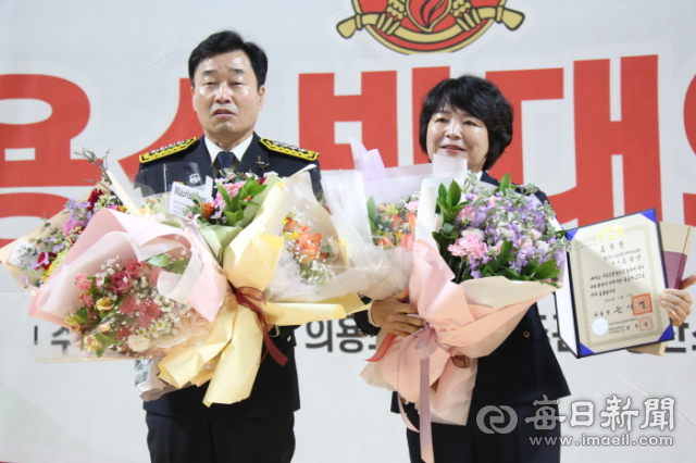 21일 경산실내체육관에서 열린 제2주년 경산시 의용소방대의 날 기념식에서 조금연 경산시여성의용소방대연합회장(오른쪽)이 대통령 표창을 받았다. 경산소방서 제공