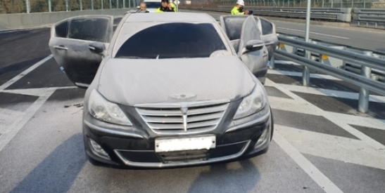 20일 오전 오전 7시 59분쯤 충북 보은군 탄부면 당진영덕고속도로 영덕 방향 수한졸음쉼터에서 제네시스 차량에 불이 나 20여분만에 꺼졌다. 보은소방서 제공
