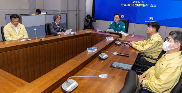 조규홍 보건복지부 장관이 22일 오전 서울 종로구 정부서울청사에서 열린 코로나19 중앙재난안전대책본부 회의에 참석해 발언하고 있다. 연합뉴스