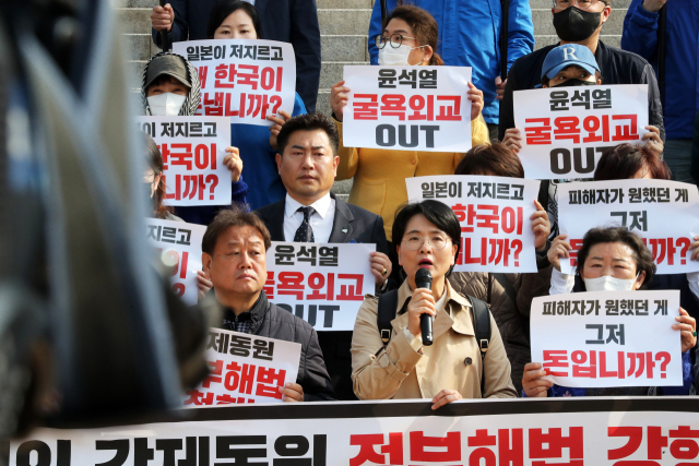 지난 9일 경북 포항시청 앞에서 임미애 더불어민주당 경북도당 위원장(앞줄 가운데) 강제동원 피해자에 대한 정부해법을 비판하는 기자회견을 열고 있다. 연합뉴스