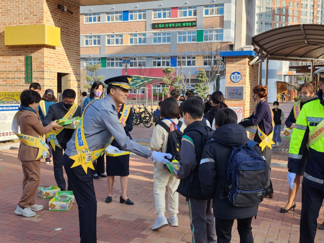 김말수 예천경찰서장이 호명초 등굣길 어린이들에게 안전보행 교육과 홍보물을 나눠주고 있다. 예천경찰서 제공