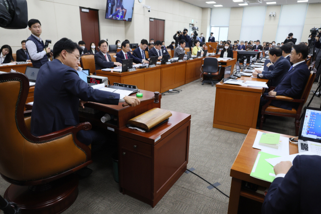 22일 오후 열린 국회 행정안전위원회 전체회의에서 장제원 위원장이 의사봉을 두드리고 있다. 연합뉴스