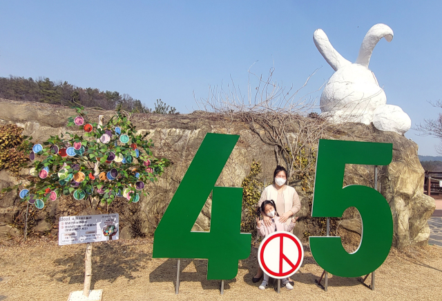 경남도선거관리위원회는 오는 4월 5일 진행되는 창녕군수 및 경남도의회의원보궐선거(창녕군제1선거구)를 앞두고 창녕군 랜드마크인 산토끼노래동산에 선거를 알리는 포토존을 설치했다고 9일 밝혔다. 사진은 7일 현장 모습. 연합뉴스