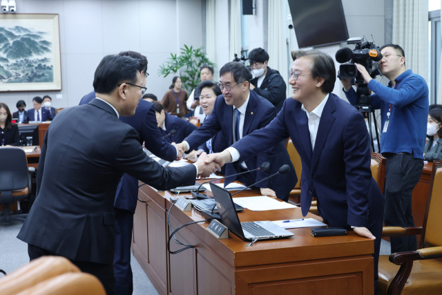22일 국회에서 열린 정치개혁특별위원회 전체회의에서 여야 간사인 이양수·전재수 의원이 인사를 나누고 있다. 정개특위에서는 이날 선거제 개편안이 가결됐다. 연합뉴스