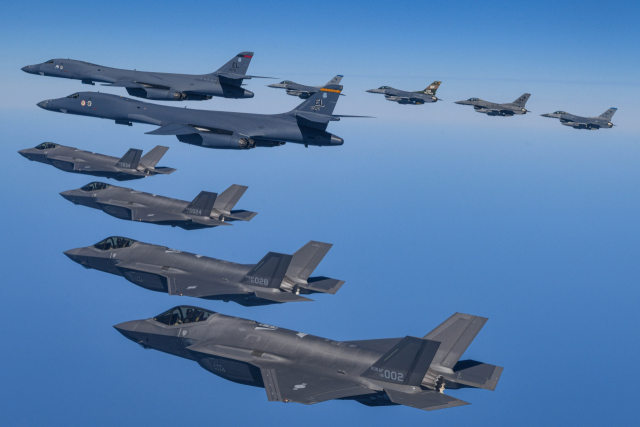 한미 공군이 19일 한반도 상공에서 한국측 F-35A 전투기와 미국 공군 B-1B 전략폭격기 및 F-16 전투기가 참여한 가운데 연합공중훈련을 실시하고 있다. 연합뉴스