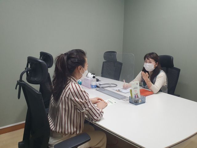 대구교육권보호센터에서 한 교사가 심리상담을 받고 있다. 대구시교육청 제공