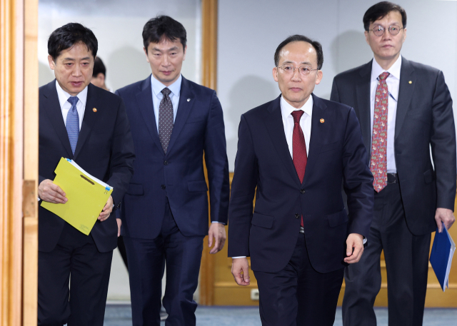 추경호 경제부총리 겸 기획재정부 장관 등 경제·금융수장들이 23일 오전 서울 중구 은행회관에서 열린 비상거시경제금융회의에 참석하기 위해 함께 회의실로 입장하고 있다. 이 회의에서 미국 연방 공개시장위원회(FOMC)의 통화정책 결정에 따른 국제금융시장 동향을 점검하고, 대응책을 논의할 예정이다. 연합뉴스