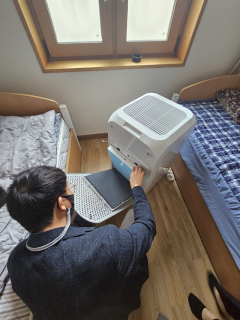 대구시교육청 관계자가 관내 학교에서 미세먼지 대응 체계 점검을 진행하고 있다. 대구시교육청 제공
