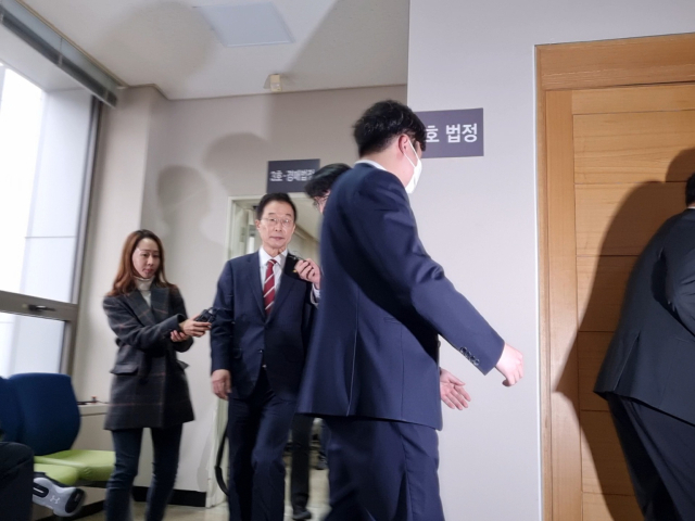 23일 오전 임종식 경북도교육감이 대구지법 포항지원 제2호 법정에 구속영장 실질심사를 받기 위해 들어서고 있다. 배형욱 기자