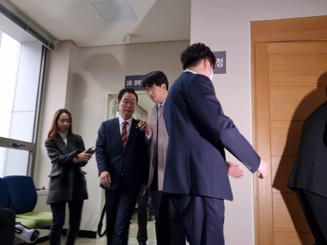 23일 오전 임종식 경북도교육감이 대구지법 포항지원 제2호 법정에 구속영장 실질심사를 받기 위해 들어서고 있다. 배형욱 기자