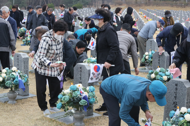 제8회 서해수호의날을 하루 앞둔 23일 오후 대전 유성구 국립대전현충원 천안함 46용사 묘역을 찾은 경기 성남시재향군인회 회원들이 천안함 용사들에게 참배하고 묘소를 닦고 있다. 연합뉴스