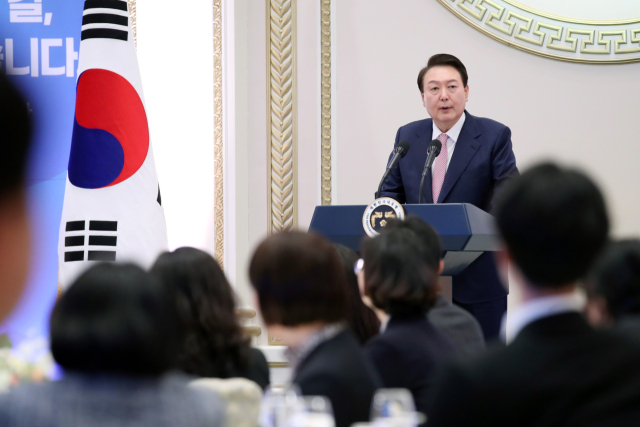 윤석열 대통령이 23일 청와대 영빈관에서 열린 복지·노동 현장 종사자 초청 오찬에서 발언하고 있다. 연합뉴스