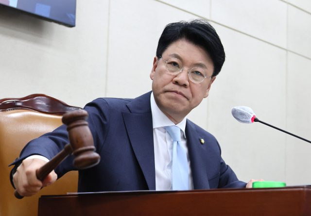 22일 오후 열린 국회 행정안전위원회 전체회의에서 장제원 위원장이 의사봉을 두드리고 있다. 연합뉴스
