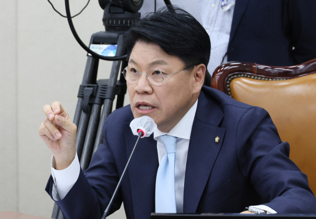 22일 오후 열린 국회 행정안전위원회 전체회의에서 장제원 위원장이 발언하고 있다. 연합뉴스