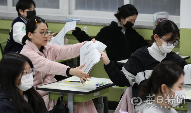 전국 고등학생을 대상으로 올해 첫 전국연합학력평가가 실시된 23일 오전 대구여자고등학교에서 고3 수험생들이 학력평가를 치르고 있다. 대구시교육청에 따르면 대구지역 응시자는 1학년 1만8천166명, 2학년 1만6천851명, 3학년 1만6천822명 등 5만1천839명 이다. 안성완 기자 asw0727@imaeil.com
