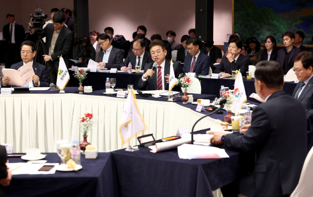 대구·부산·광주·울산시와 경북·전북·전남·경남도 단체장들(대구·광주·전북은 부단체장 대리 참석)은 23일 롯데호텔울산에서