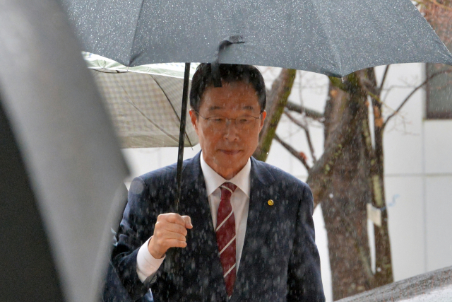 공직선거법 위반과 뇌물수수 등 혐의로 구속영장이 청구된 임종식 경북도교육감이 구속 전 피의자 심문(영장실질심사)을 받기 위해 23일 대구지법 포항지원에 출석하고 있다. 연합뉴스