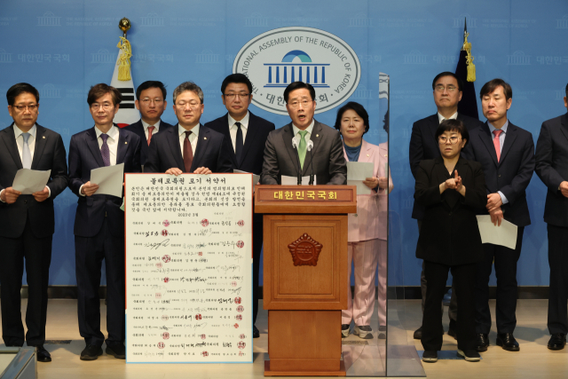 국민의힘 이태규 의원이 23일 오전 국회 소통관에서 열린 불체포특권 포기 대국민 서약 기자회견에서 발언하고 있다. 연합뉴스