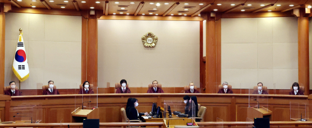 유남석 헌재소장과 재판관들이 23일 오후 서울 종로구 헌법재판소 대심판정에서 열린 검수완박(검찰 수사권 완전 박탈) 입법에 대한 권한쟁의심판 선고에 입장해 자리하고 있다. 연합뉴스